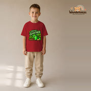 T-Shirt für Jungen in Rot mit Motiv „Kleiner Gärtner“, getragen von einem Kind – Wunderknirps.