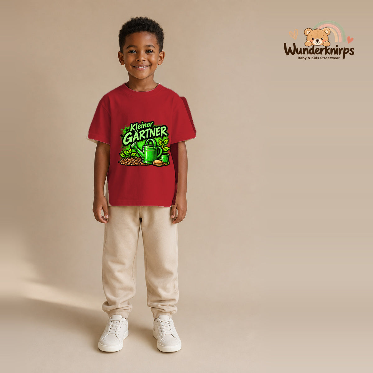 T-Shirt für Jungen in Rot mit Motiv „Kleiner Gärtner“, getragen von einem Kind – Wunderknirps.