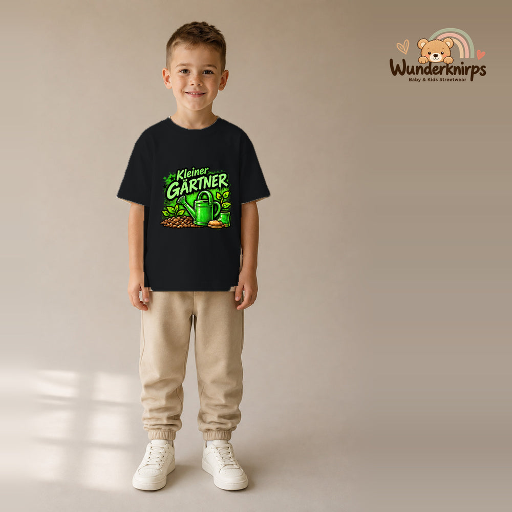 T-Shirt für Jungen in Schwarz mit Motiv „Kleiner Gärtner“, getragen von einem Kind – Wunderknirps.