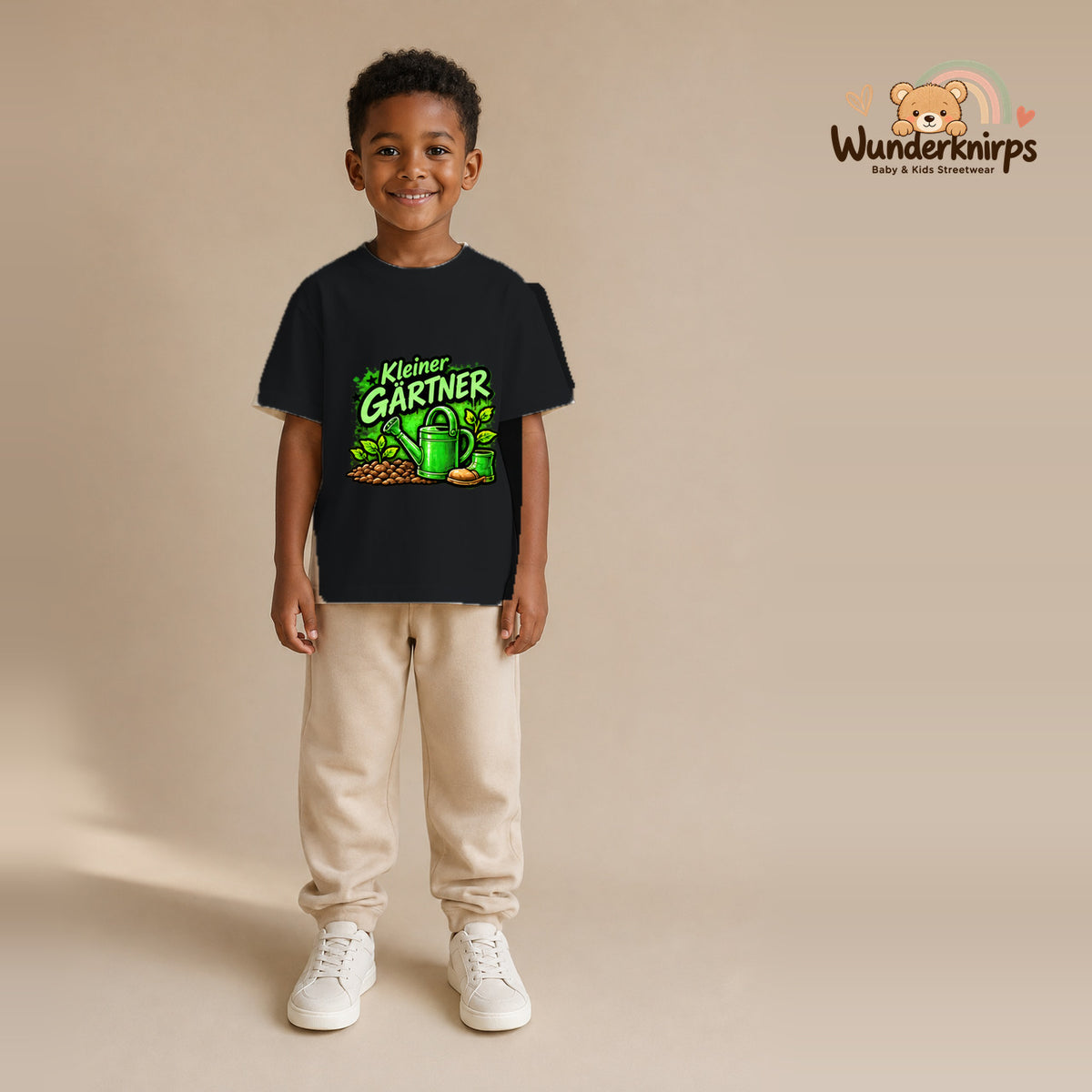 T-Shirt für Jungen in Schwarz mit Motiv „Kleiner Gärtner“, getragen von einem Kind – Wunderknirps.