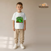 T-Shirt für Jungen in Weiß mit Motiv „Kleiner Gärtner“, getragen von einem Kind – Wunderknirps.