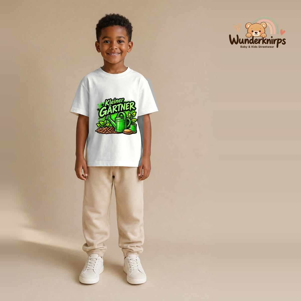T-Shirt für Jungen in Weiß mit Motiv „Kleiner Gärtner“, getragen von einem Kind – Wunderknirps.