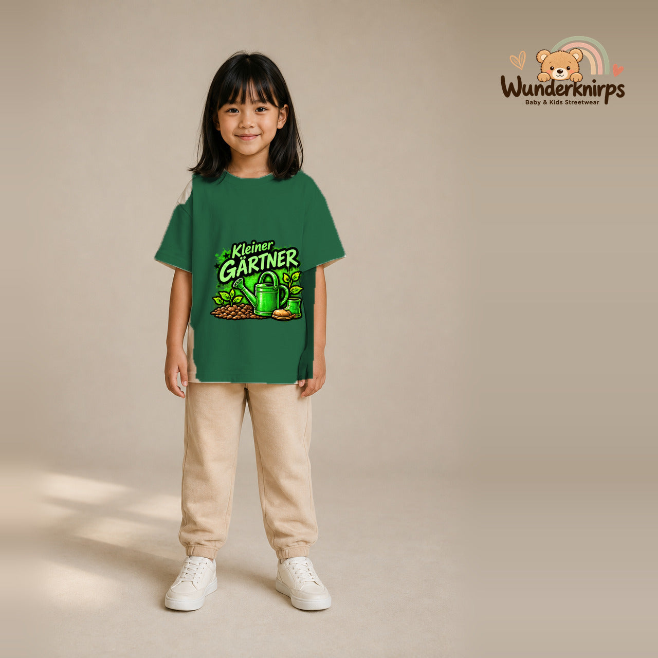 T-Shirt für Mädchen in Grün mit Motiv „Kleiner Gärtner“, getragen von einem Kind – Wunderknirps.
