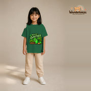 T-Shirt für Mädchen in Grün mit Motiv „Kleiner Gärtner“, getragen von einem Kind – Wunderknirps.