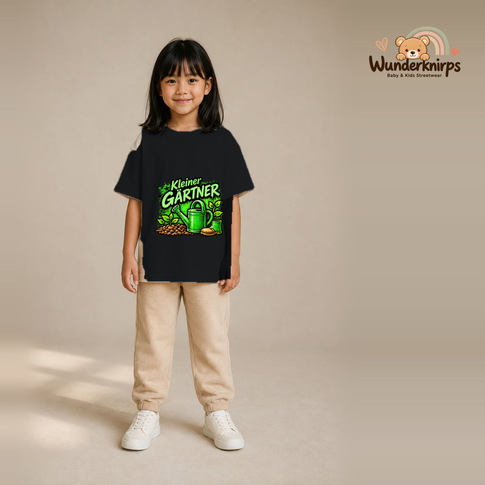 T-Shirt für Mädchen in Schwarz mit Motiv „Kleiner Gärtner“, getragen von einem Kind – Wunderknirps.