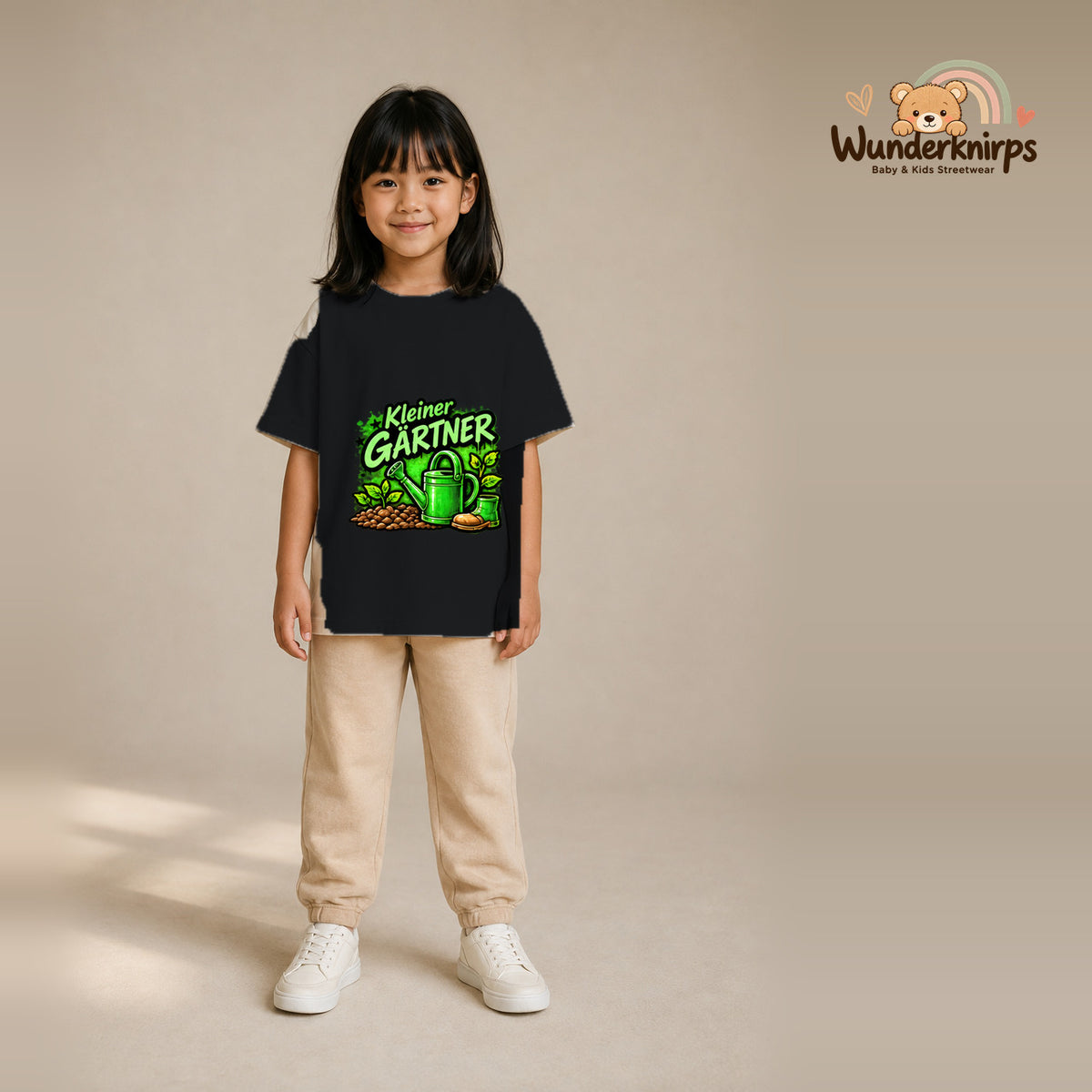 T-Shirt für Mädchen in Schwarz mit Motiv „Kleiner Gärtner“, getragen von einem Kind – Wunderknirps.