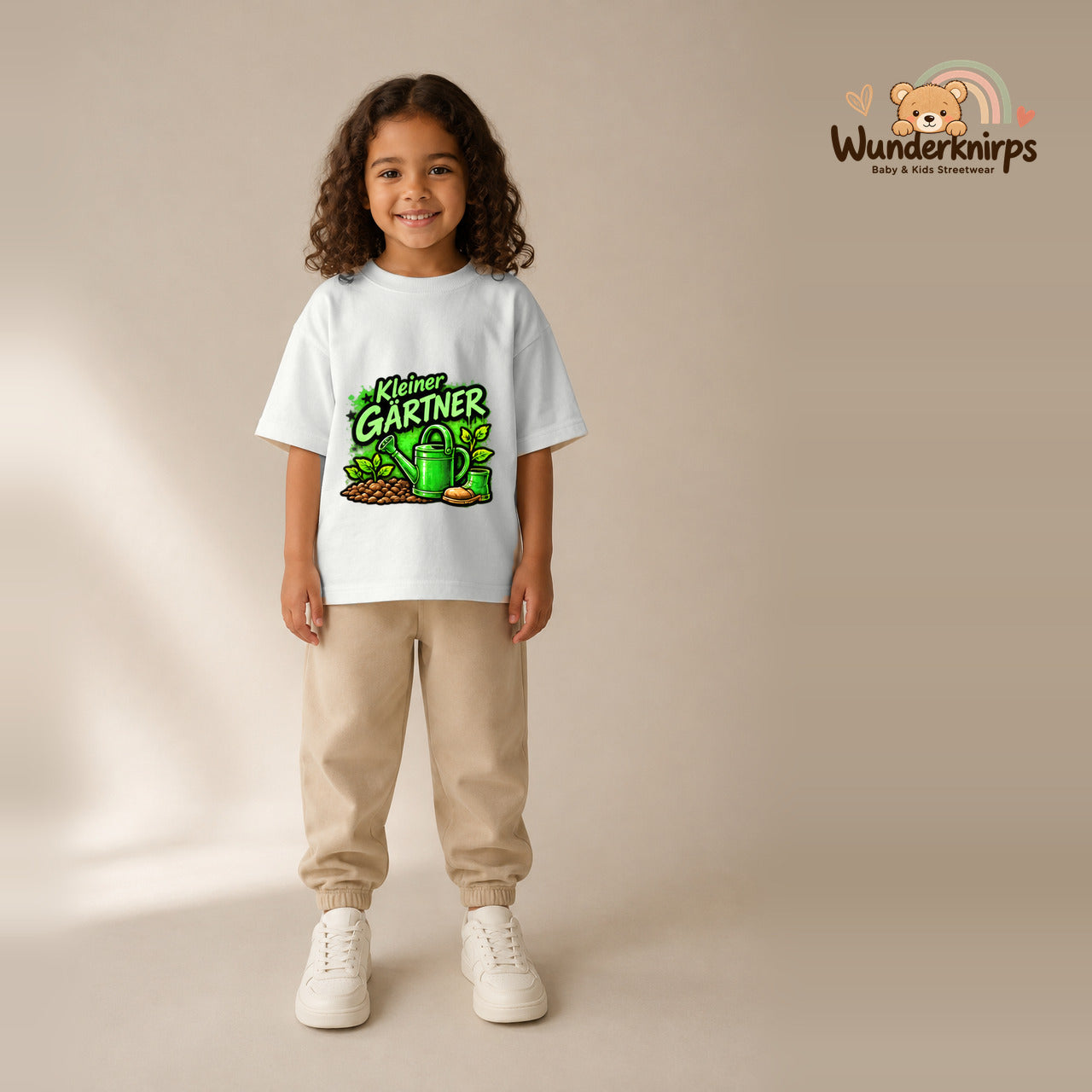 T-Shirt für Mädchen in Weiß mit Motiv „Kleiner Gärtner“, getragen von einem Kind – Wunderknirps.