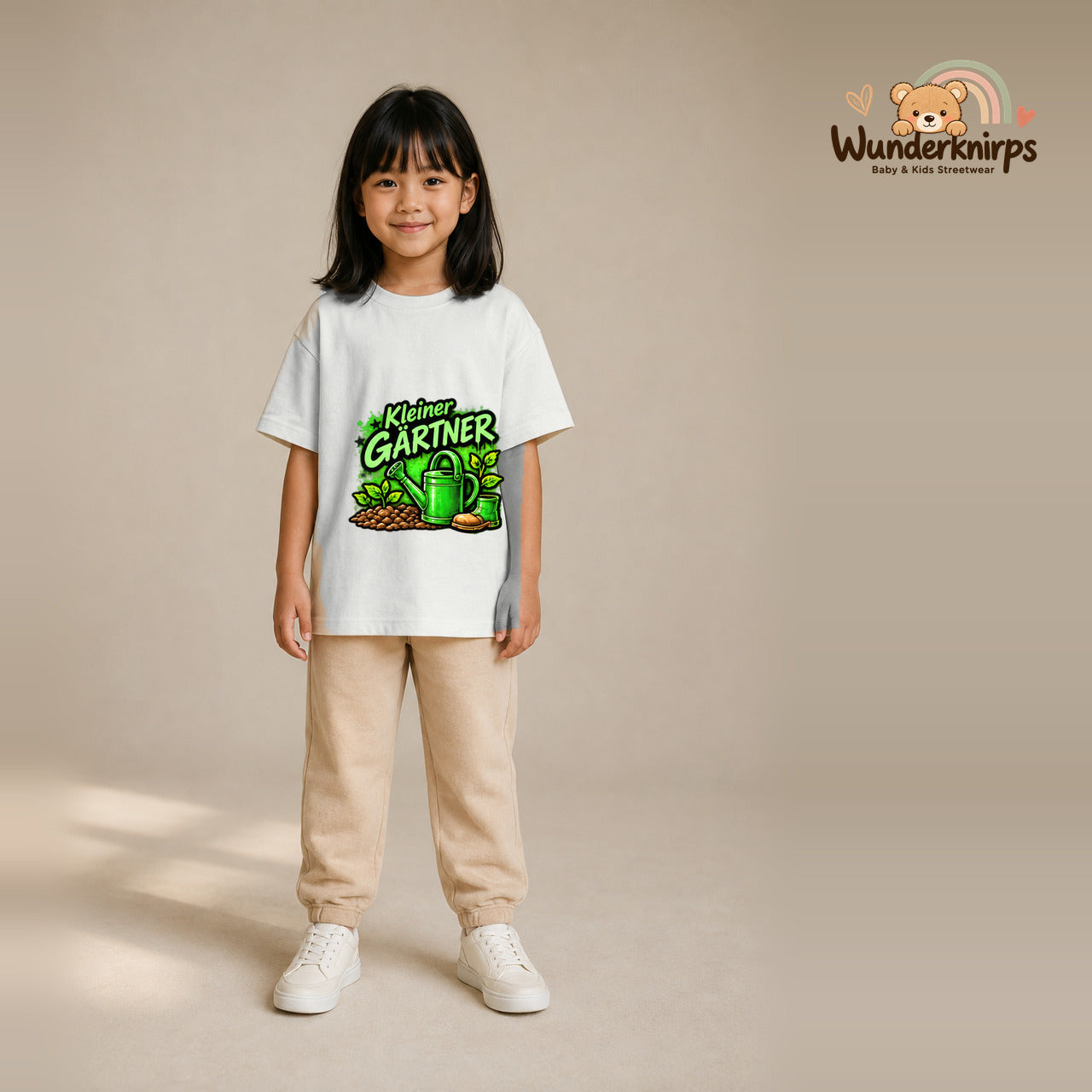 T-Shirt für Mädchen in Weiß mit Motiv „Kleiner Gärtner“, getragen von einem Kind – Wunderknirps.