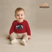 Babybody für Jungen in Rot mit Motiv „Kleiner Lokführer“, getragen von einem Kind – Wunderknirps.