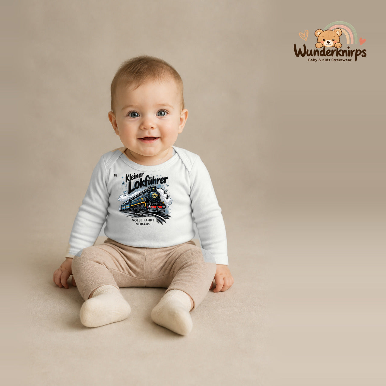 Babybody für Jungen in Weiß mit Motiv „Kleiner Lokführer“, getragen von einem Kind – Wunderknirps.