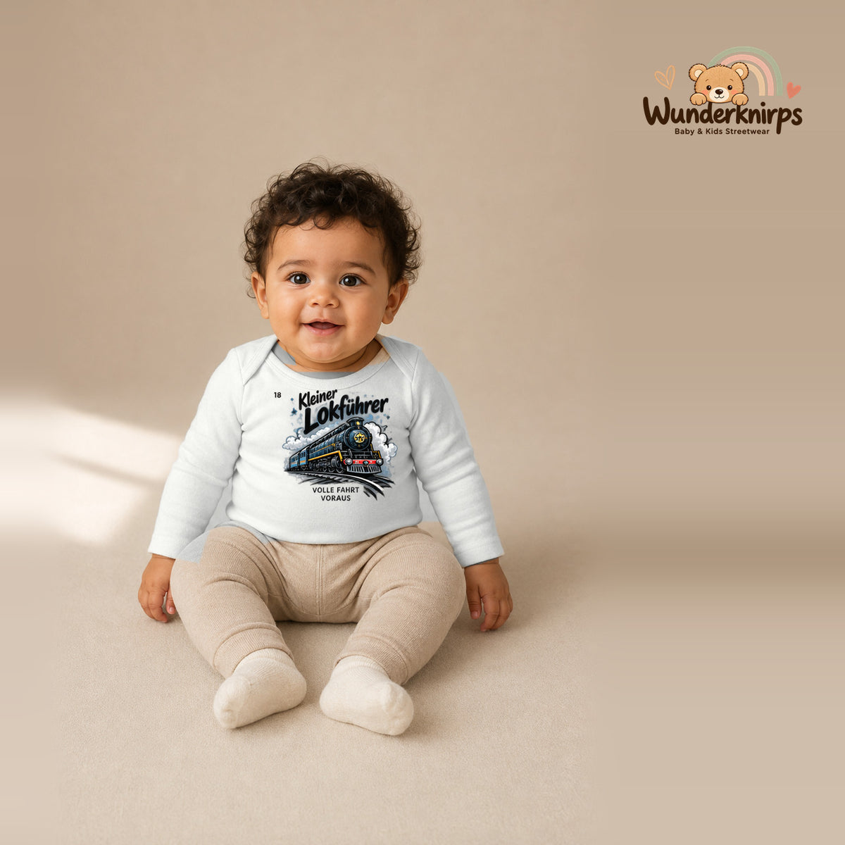 Babybody für Jungen in Weiß mit Motiv „Kleiner Lokführer“, getragen von einem Kind – Wunderknirps.
