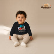 Babybody für Jungen in Schwarz mit Motiv „Kleiner Lokführer“, getragen von einem Kind – Wunderknirps.