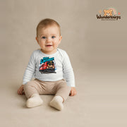 Babybody für Jungen in Weiß mit Motiv „Kleiner Lokführer“, getragen von einem Kind – Wunderknirps.