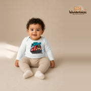 Babybody für Jungen in Weiß mit Motiv „Kleiner Lokführer“, getragen von einem Kind – Wunderknirps.