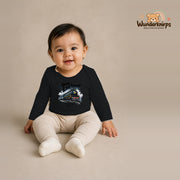 Babybody für Mädchen in Schwarz mit Motiv „Kleiner Lokführer“, getragen von einem Kind – Wunderknirps.