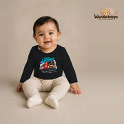 Babybody für Mädchen in Schwarz mit Motiv „Kleiner Lokführer“, getragen von einem Kind – Wunderknirps.