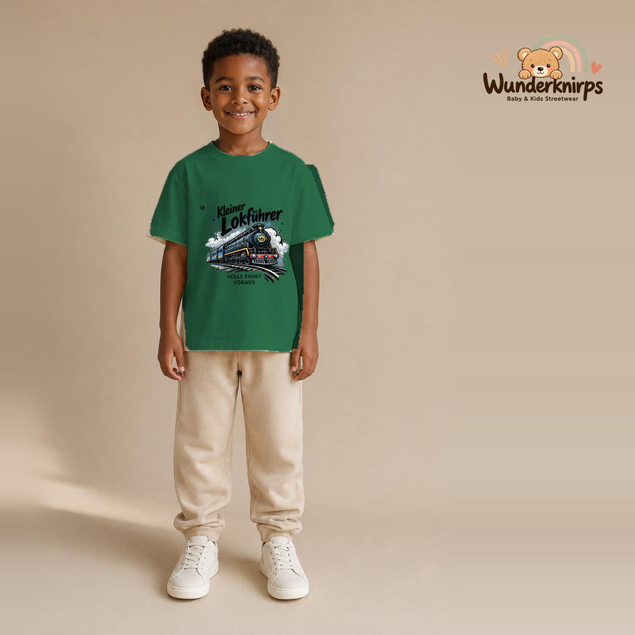 T-Shirt für Jungen in Grün mit Motiv „Kleiner Lokführer“, getragen von einem Kind – Wunderknirps.