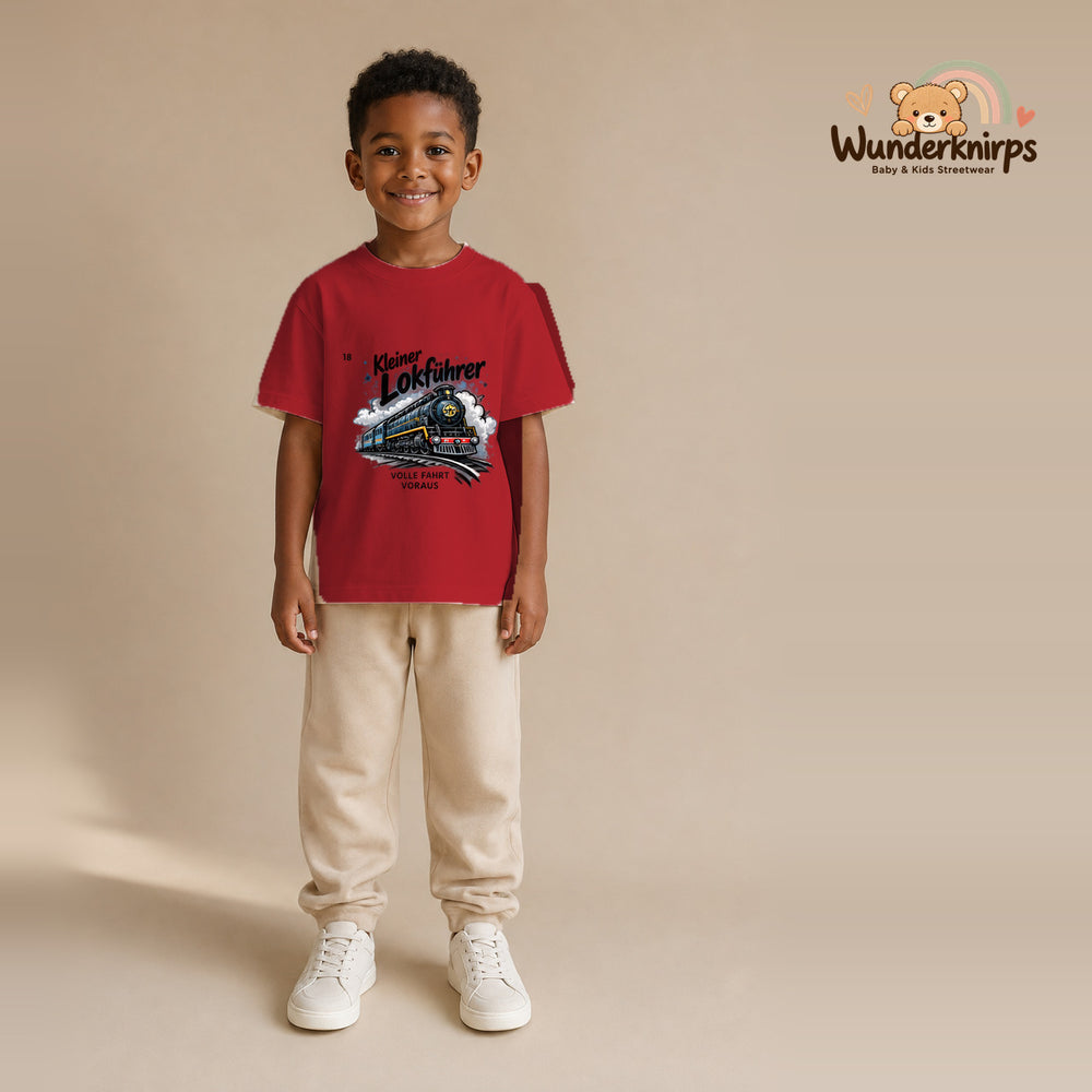 T-Shirt für Jungen in Rot mit Motiv „Kleiner Lokführer“, getragen von einem Kind – Wunderknirps.