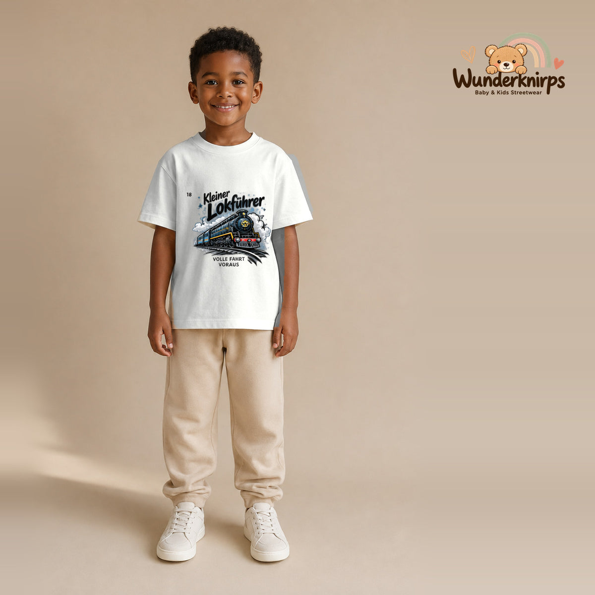 T-Shirt für Jungen in Weiß mit Motiv „Kleiner Lokführer“, getragen von einem Kind – Wunderknirps.