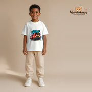 T-Shirt für Jungen in Weiß mit Motiv „Kleiner Lokführer“, getragen von einem Kind – Wunderknirps.