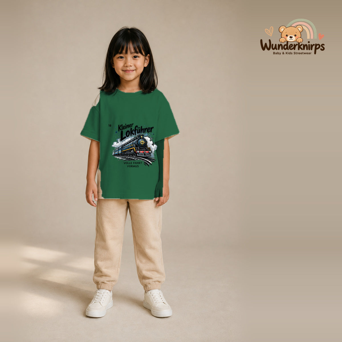 T-Shirt für Mädchen in Grün mit Motiv „Kleiner Lokführer“, getragen von einem Kind – Wunderknirps.