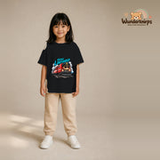 T-Shirt für Mädchen in Schwarz mit Motiv „Kleiner Lokführer“, getragen von einem Kind – Wunderknirps.