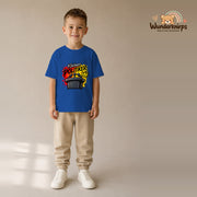 T-Shirt für Jungen in Blau mit Motiv „Kleiner Politiker“, getragen von einem Kind – Wunderknirps.