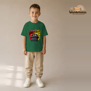 T-Shirt für Jungen in Grün mit Motiv „Kleiner Politiker“, getragen von einem Kind – Wunderknirps.