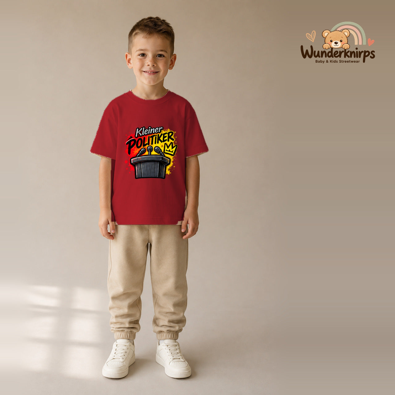 T-Shirt für Jungen in Rot mit Motiv „Kleiner Politiker“, getragen von einem Kind – Wunderknirps.