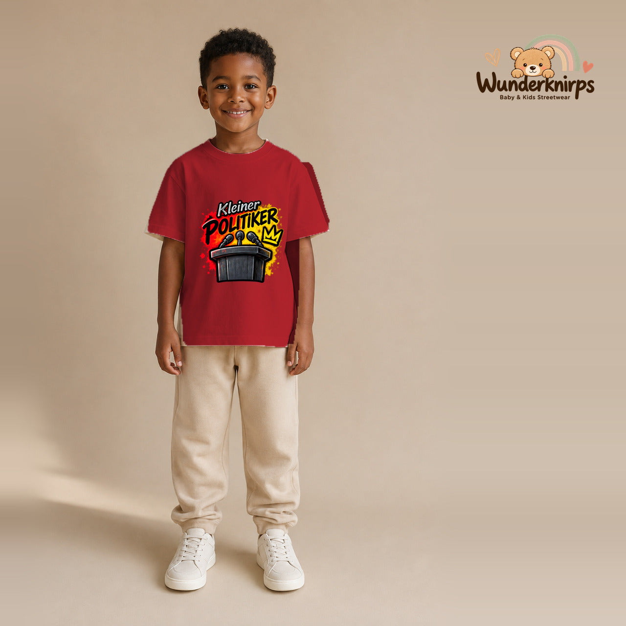 T-Shirt für Jungen in Rot mit Motiv „Kleiner Politiker“, getragen von einem Kind – Wunderknirps.