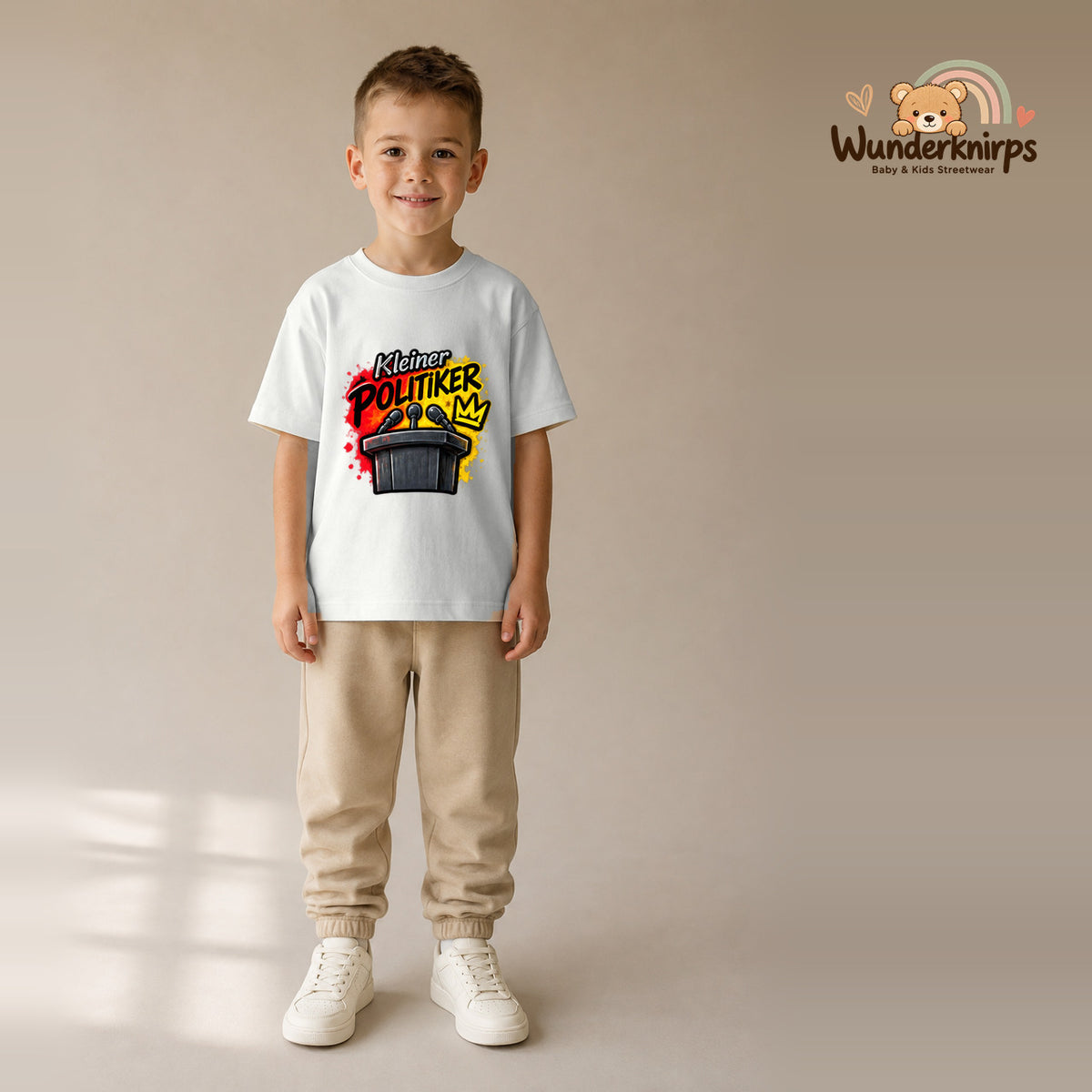 T-Shirt für Jungen in Weiß mit Motiv „Kleiner Politiker“, getragen von einem Kind – Wunderknirps.