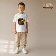 T-Shirt für Jungen in Weiß mit Motiv „Kleiner Politiker“, getragen von einem Kind – Wunderknirps.