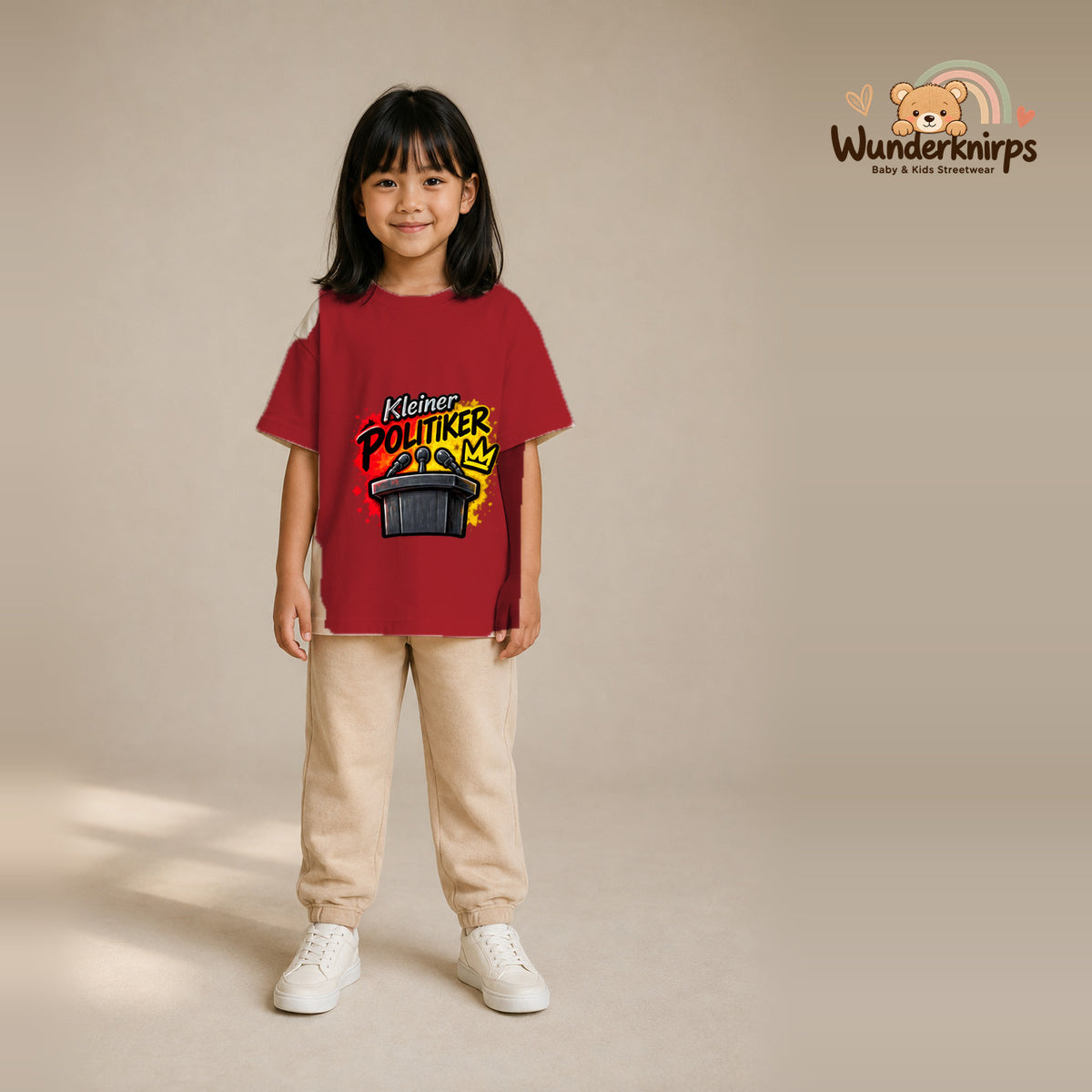 T-Shirt für Mädchen in Rot mit Motiv „Kleiner Politiker“, getragen von einem Kind – Wunderknirps.