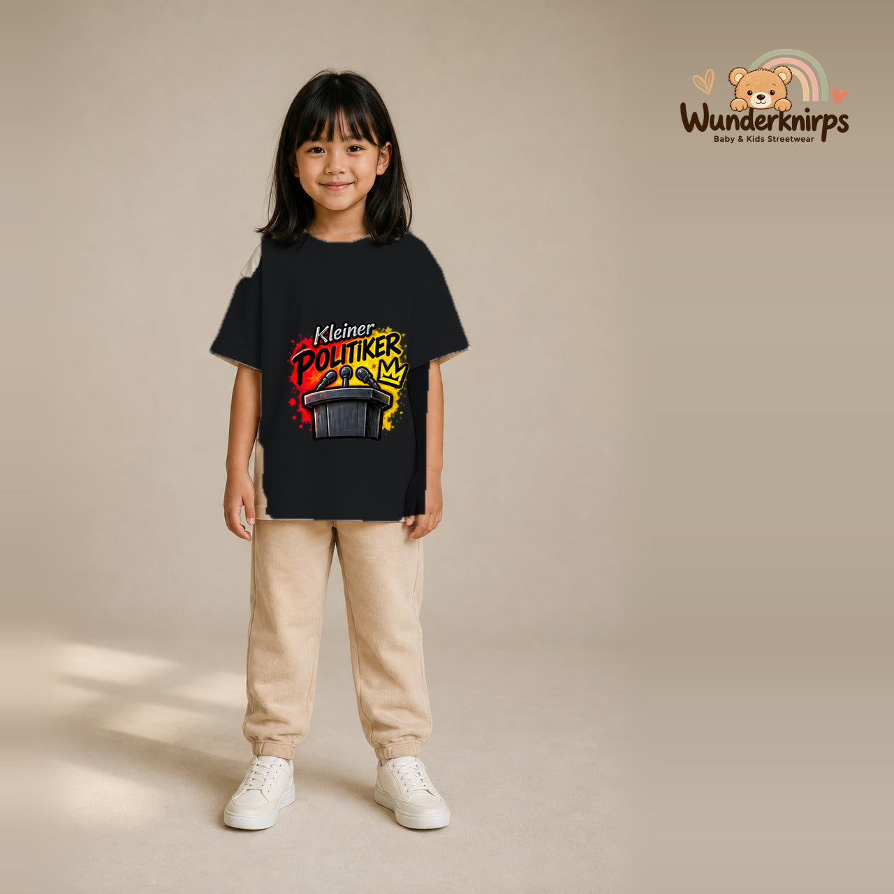 T-Shirt für Mädchen in Schwarz mit Motiv „Kleiner Politiker“, getragen von einem Kind – Wunderknirps.
