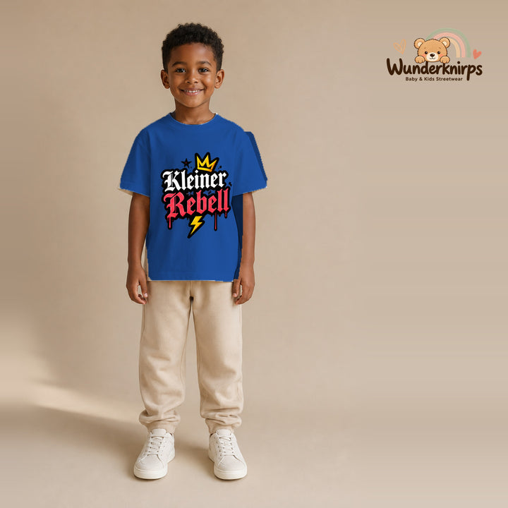 T-Shirt für Jungen in Blau mit Motiv „Kleiner Rebell“, getragen von einem Kind – Wunderknirps.