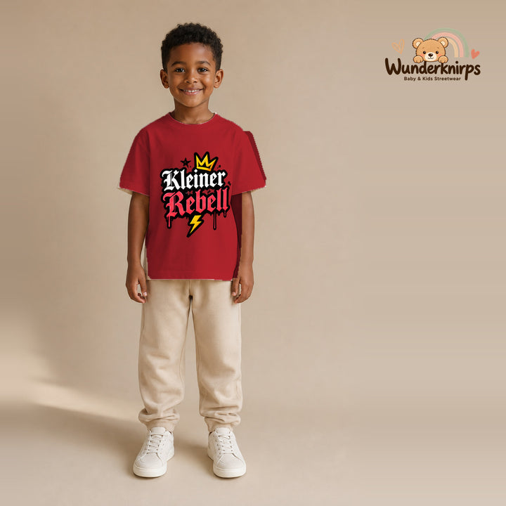 T-Shirt für Jungen in Rot mit Motiv „Kleiner Rebell“, getragen von einem Kind – Wunderknirps.