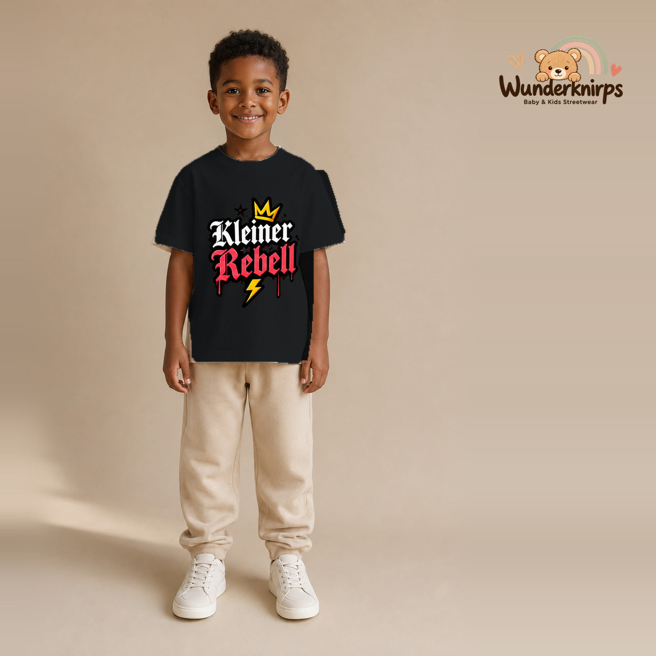 T-Shirt für Jungen in Schwarz mit Motiv „Kleiner Rebell“, getragen von einem Kind – Wunderknirps.