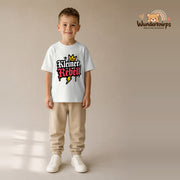 T-Shirt für Jungen in Weiß mit Motiv „Kleiner Rebell“, getragen von einem Kind – Wunderknirps.