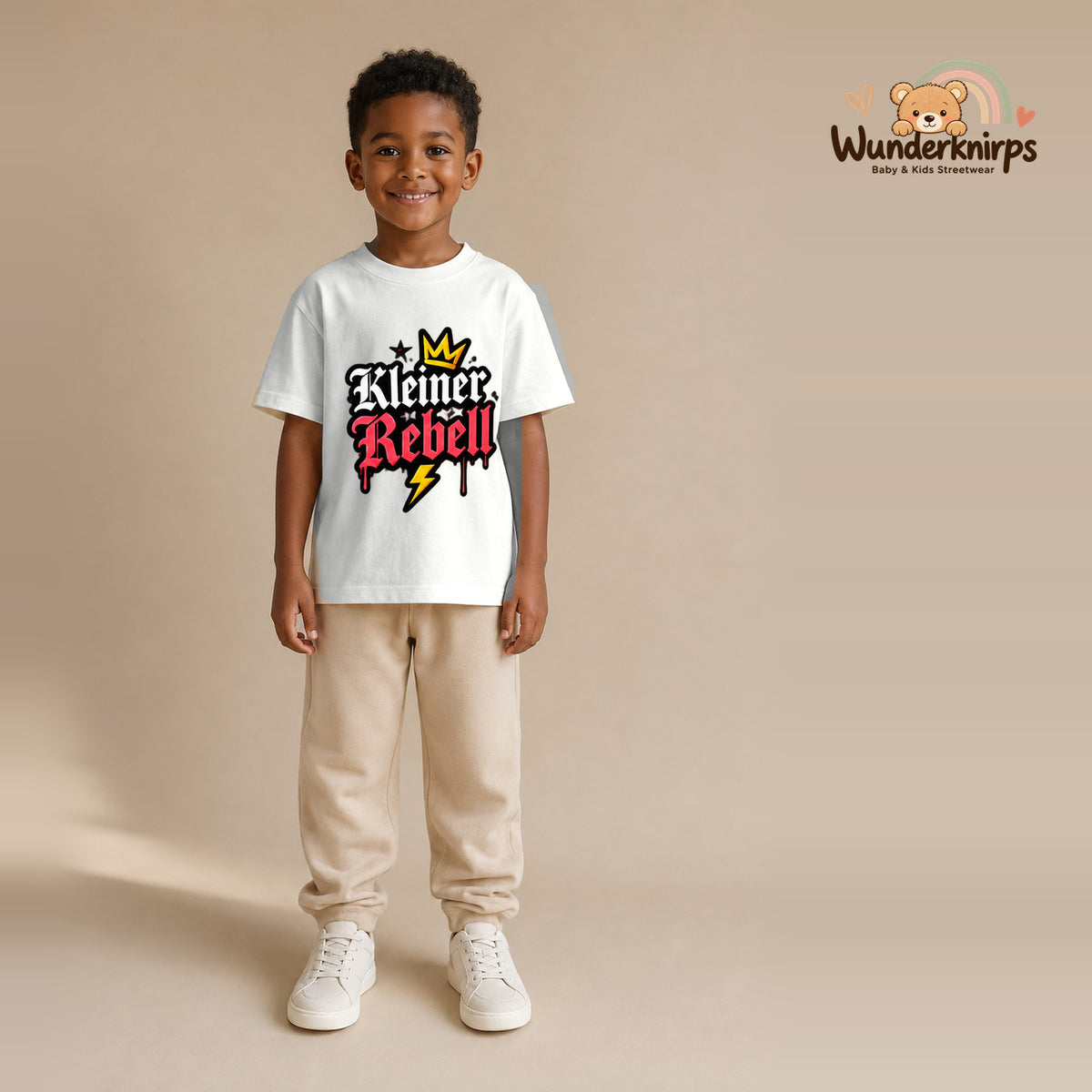 T-Shirt für Jungen in Weiß mit Motiv „Kleiner Rebell“, getragen von einem Kind – Wunderknirps.