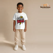 T-Shirt für Jungen in Weiß mit Motiv „Kleiner Rebell“, getragen von einem Kind – Wunderknirps.