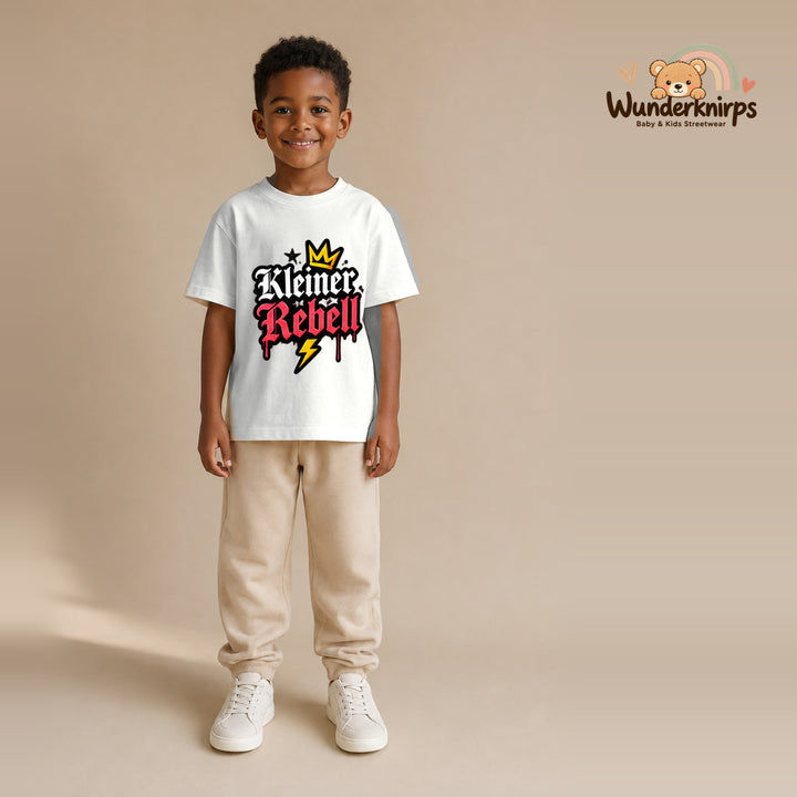 T-Shirt für Jungen in Weiß mit Motiv „Kleiner Rebell“, getragen von einem Kind – Wunderknirps.