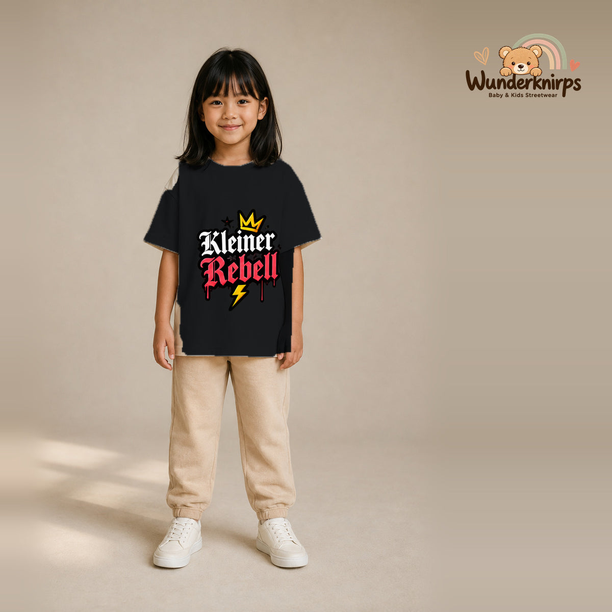 T-Shirt für Mädchen in Schwarz mit Motiv „Kleiner Rebell“, getragen von einem Kind – Wunderknirps.