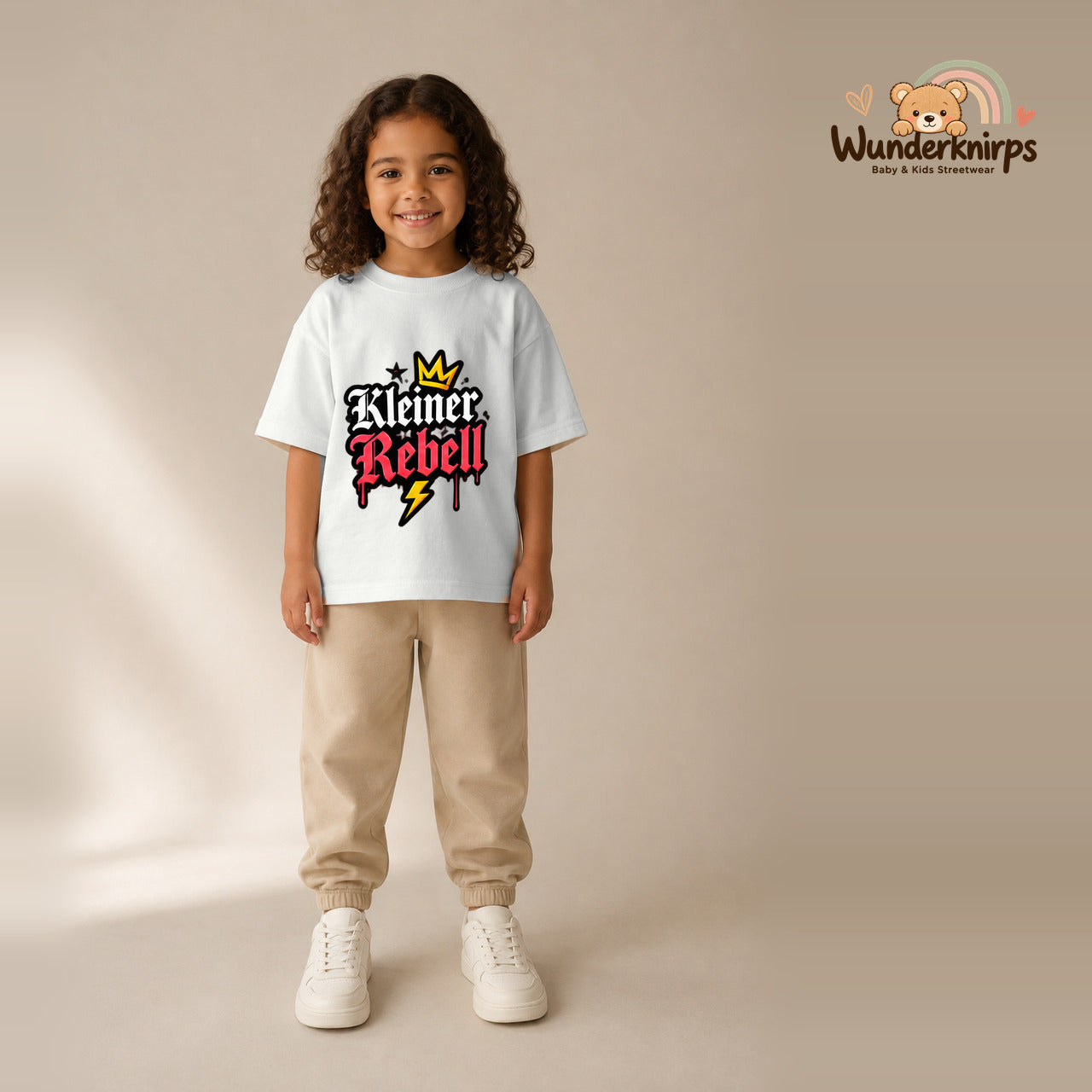 T-Shirt für Mädchen in Weiß mit Motiv „Kleiner Rebell“, getragen von einem Kind – Wunderknirps.