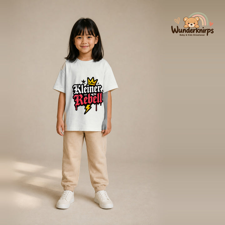 T-Shirt für Mädchen in Weiß mit Motiv „Kleiner Rebell“, getragen von einem Kind – Wunderknirps.