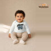 Babybody für Jungen in Weiß mit Motiv „Kleiner Schrauber“, getragen von einem Kind – Wunderknirps.