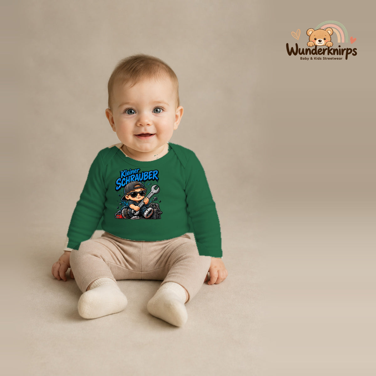 Babybody für Jungen in Grün mit Motiv „Kleiner Schrauber“, getragen von einem Kind – Wunderknirps.