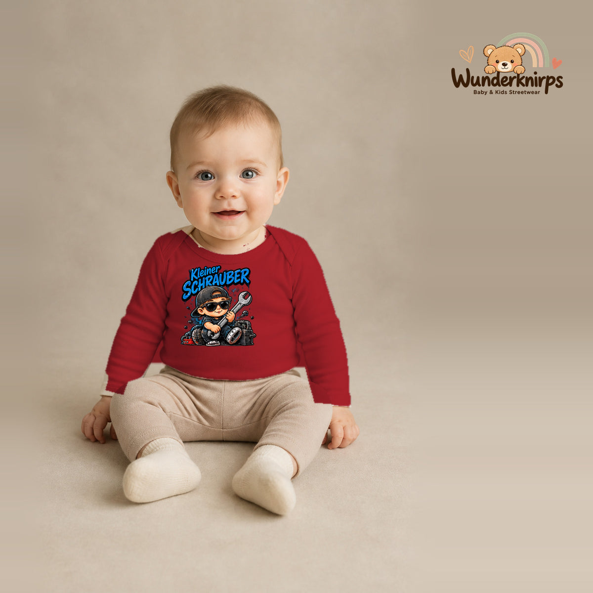 Babybody für Jungen in Rot mit Motiv „Kleiner Schrauber“, getragen von einem Kind – Wunderknirps.