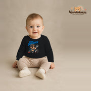 Babybody für Jungen in Schwarz mit Motiv „Kleiner Schrauber“, getragen von einem Kind – Wunderknirps.