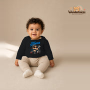 Babybody für Jungen in Schwarz mit Motiv „Kleiner Schrauber“, getragen von einem Kind – Wunderknirps.