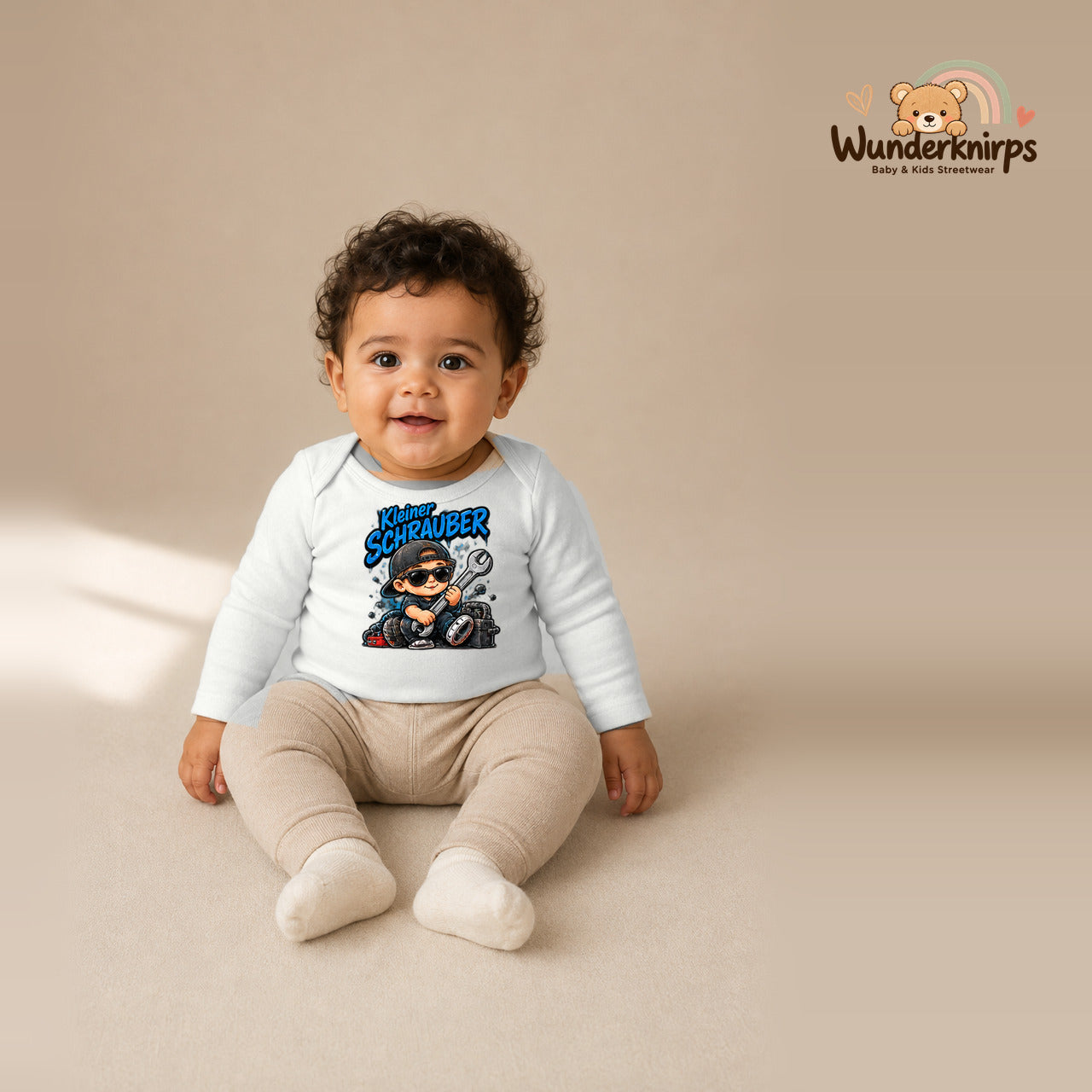 Babybody für Jungen in Weiß mit Motiv „Kleiner Schrauber“, getragen von einem Kind – Wunderknirps.